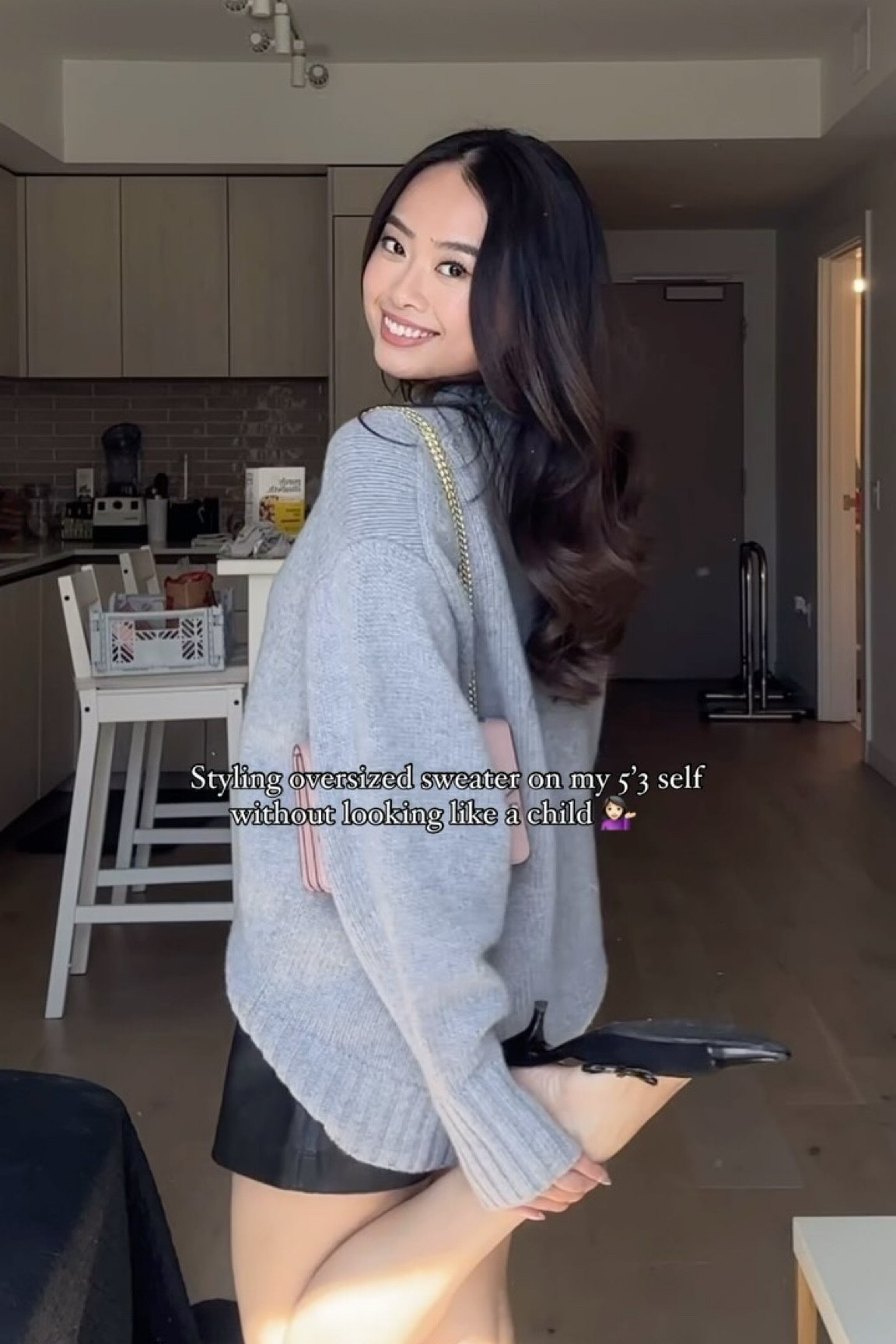 Oversized sweaters >

Cashmere sweater @cosstores
Skirt @helmutlang 
Earrings @suihejewelry 
Shoes vintage @chanelofficial 
Bag @strathberry 
Sunglasses @ysl 

#petitefashion #petitefashionblogger #petitefashioninspo #shortgirlstyle #shortgirloutfits #styletips #cossweater