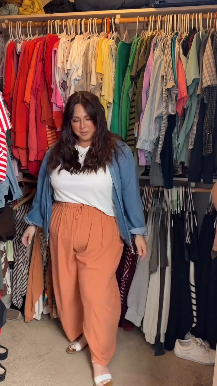 The outfit formula I use when I don’t know what to wear but need to feel good:

Flattering bottoms (these pants are so comfortable and can be dressed up or down!)
Bright top (went crisp white today)
Denim jacket (must have)
Fun jewelry

Throw in your makeup and it’s confidence in an outfit

Comment GOOD and I’ll send over this full look ♥️