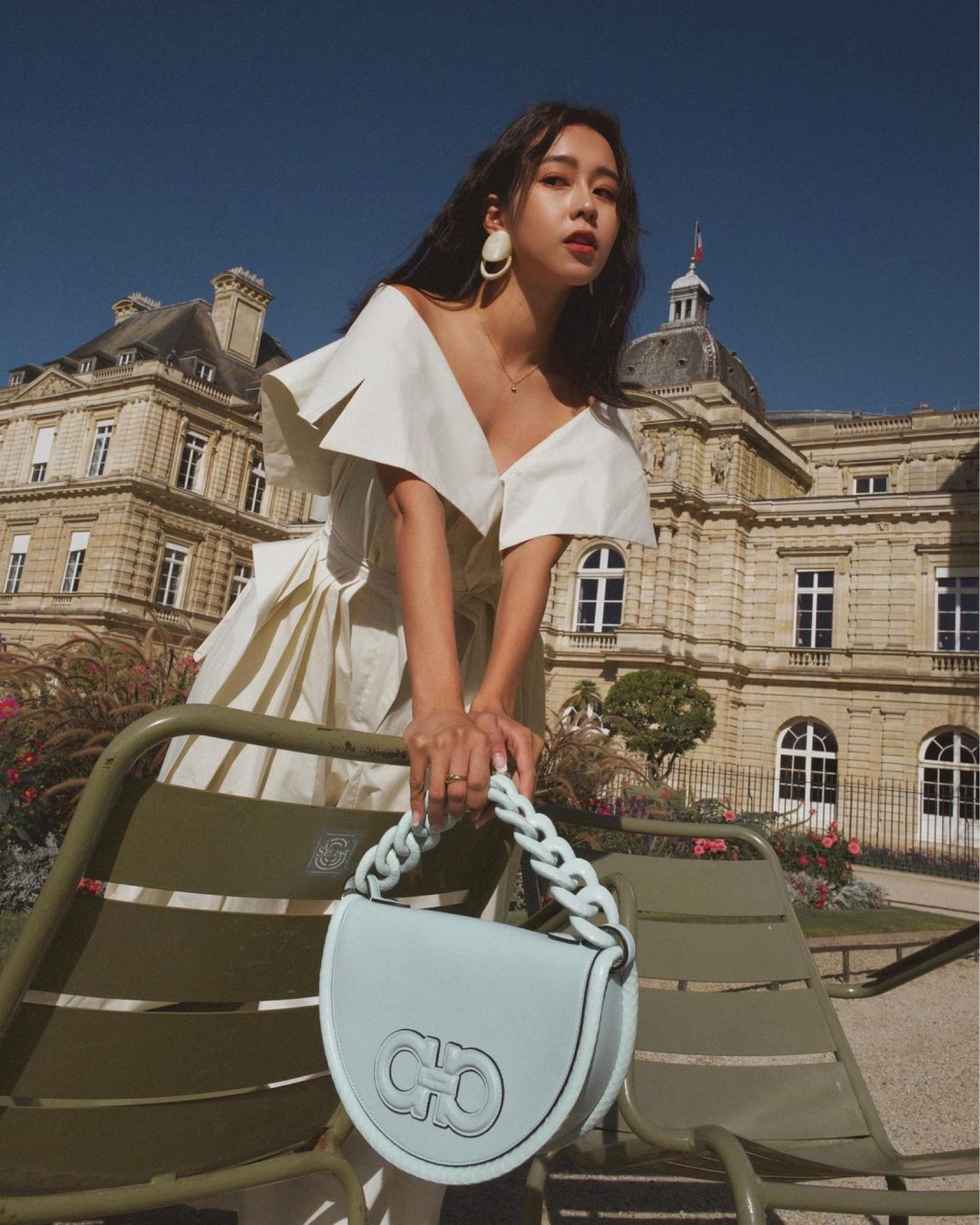 最喜歡漫步在巴黎的公園
我來推一個巴黎公園！！
“盧森堡公園”
這裏裡的景色很熱鬧唷～😍

有浪漫的美第奇噴泉，美麗的英倫花園
還有，很壯觀的法國參議院
在這裡～大家都會 自己拉椅子 找一個曬得到太陽的地方坐
因為佔地夠大，所以也不太會人擠人

推薦大家10月份的時候來，
這個時候的巴黎
兩排的樹，
葉子都會變成黃色拍起來美到不行～

看完這幾天的文，已經訂機票的舉手！！ 哈哈哈🤪

-包 @ferragamo
@_maximiliandavis_
#FERRAGAMOSS23
#FERRAGAMO #weiweiparisxvienna
#LTKtaiwan#LTKasia

#LTKtravel #LTKitbag #LTKstyletip