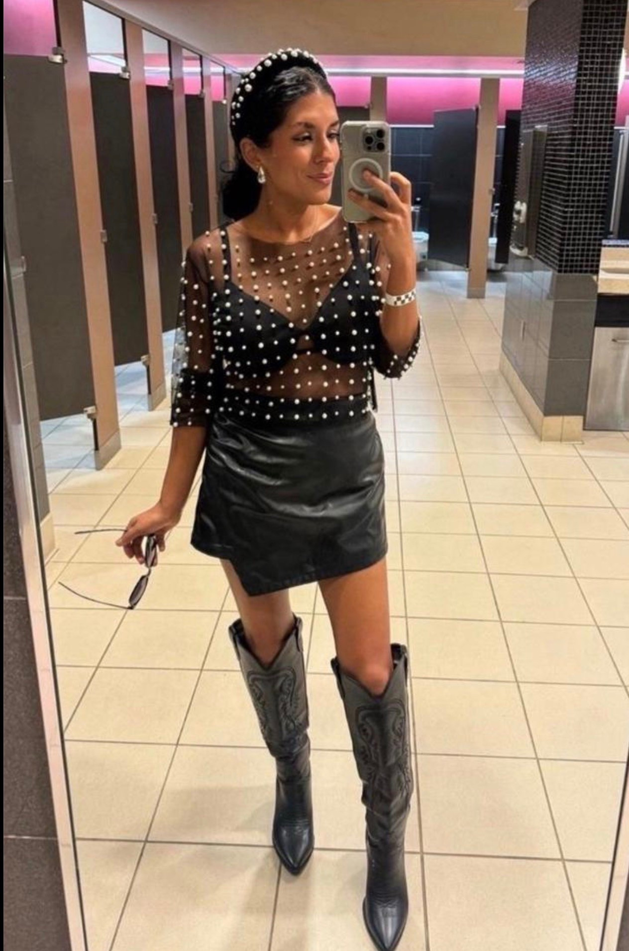 Western glam with a little edge! 🖤✨ The pearl-studded sheer top, black leather mini skirt, and statement cowboy boots make this the ultimate night-out look. Loving the pearl accessories for that extra feminine touch!
#WesternGlam #CowboyBoots #LeatherMiniSkirt #PearlDetails #NightOutOutfit #WesternStyle #EdgyChic #OutfitInspo