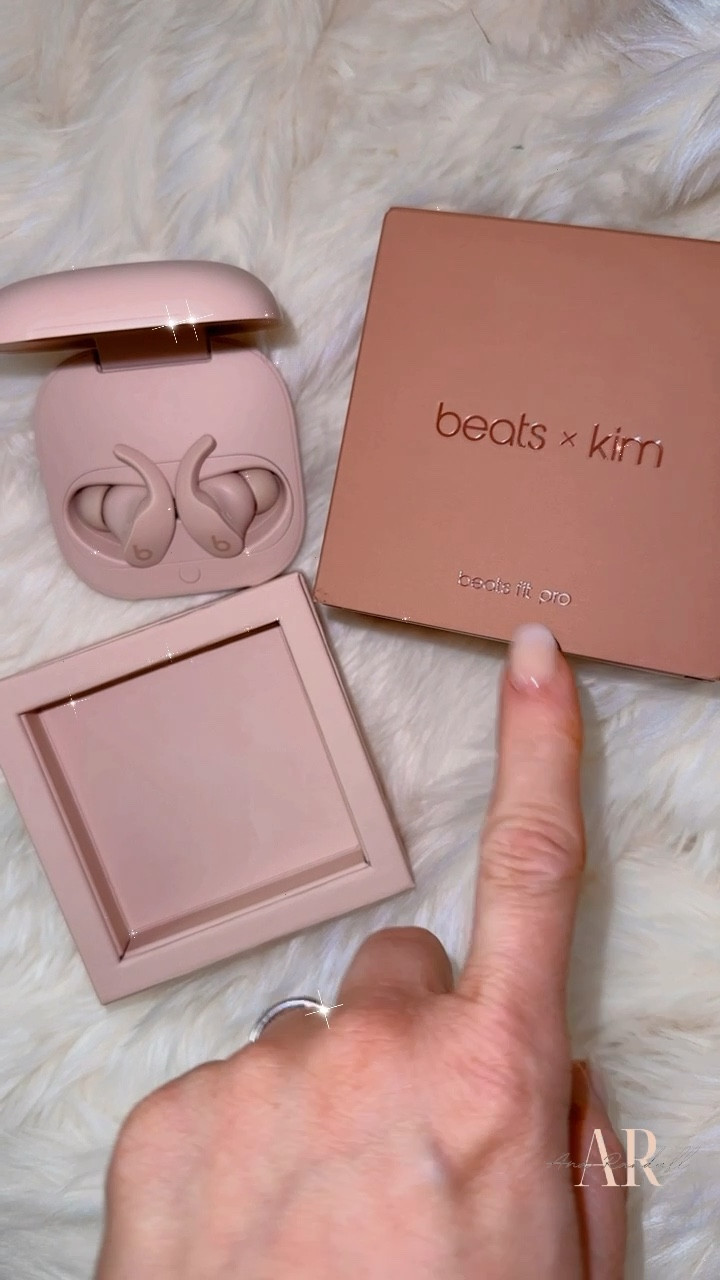 Nude and neutral Tones wireless noise canceling earbuds compatible with iPhones and Androids.

#LTKbrasil #LTKsalealert #LTKGiftGuide