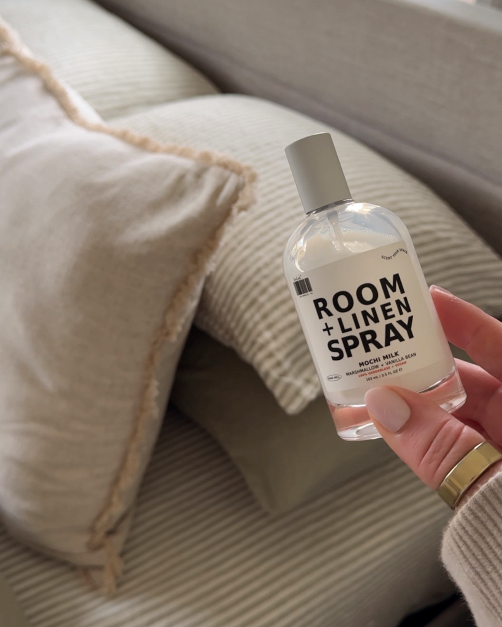 this is the coziest linen spray ever!! smells incredible - love the laundry detergent & perfume in mochi milk too ☁️

Dedcool, mochi milk, linen spray, room spray, fragrance