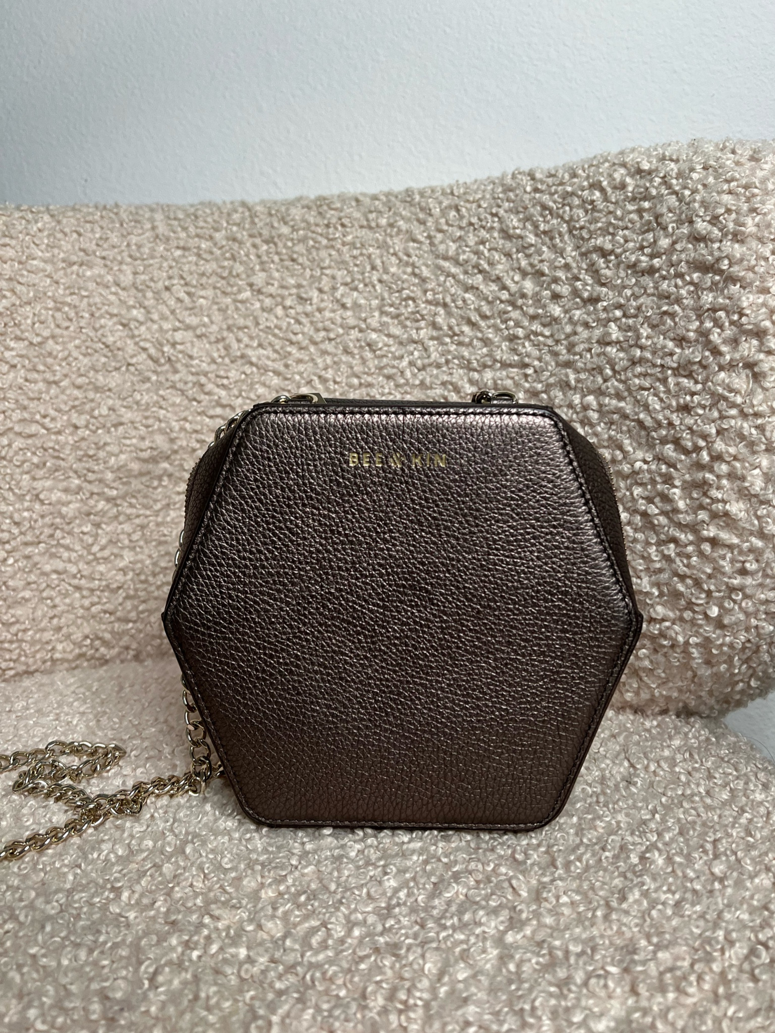 Fashion meets technology! This hexagon shaped handbag has an interior light and smart button for emergencies. 

Love the high quality leather and chain detail. 

#beeandkin #smartbag #fashion #styledwithintention 

#LTKitbag