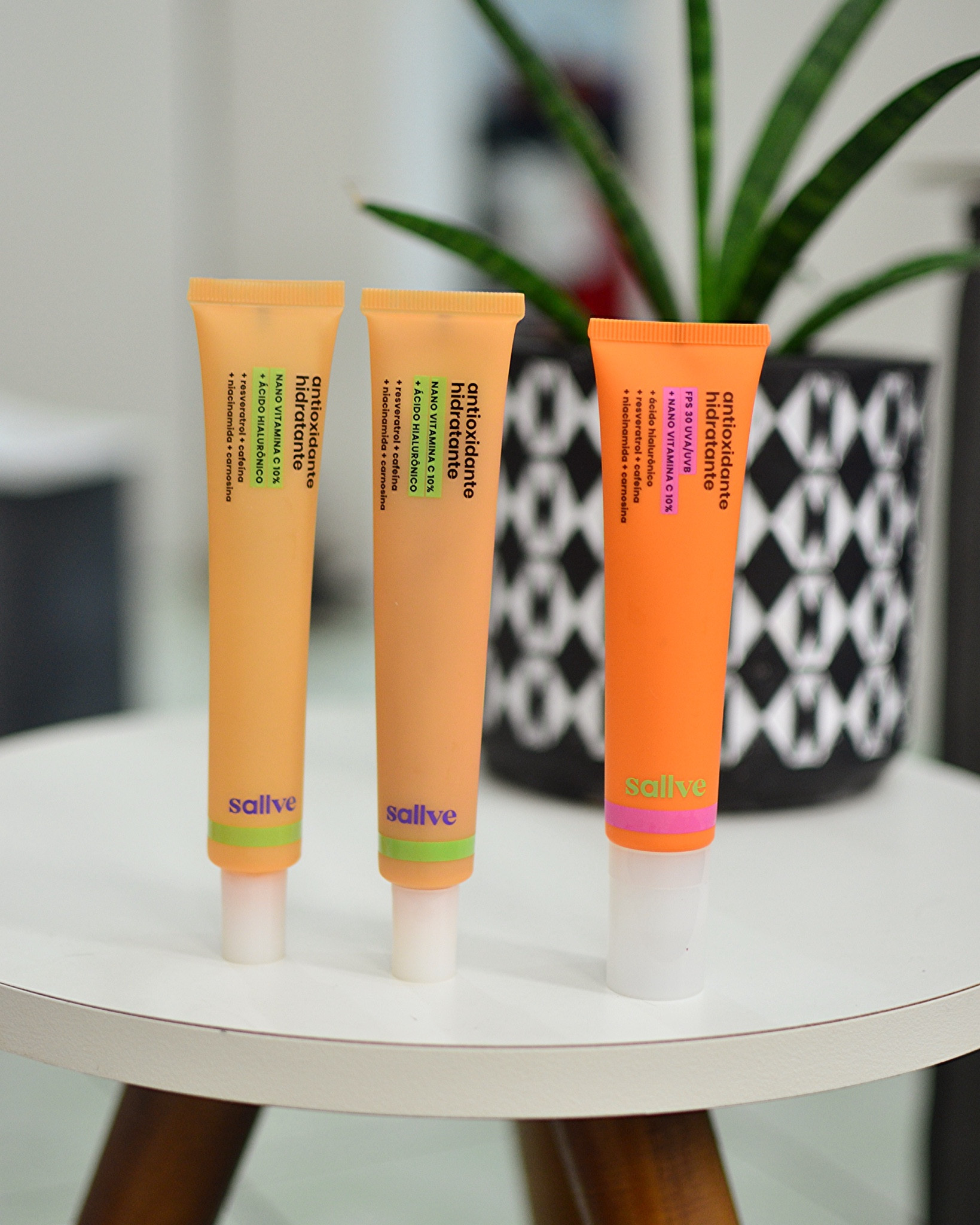 
.
Antioxidante Hidratante Fórmula antiga: Tem textura de sérum, é multifuncional, com fórmula equilibrada, pensada estrategicamente para suprir várias necessidades da pele. Usei um tubo inteirinho dele e deu muito certo comigo, mesmo! 😋👌Seus principais ativos são: Vitamina C com 10% de concentração em nano partículas, ácido hialurônico, resveratrol, cafeína, niacinamida e carnosina. 
.
Versão Antioxidante Hidratante em nova fórmula: É aqui que entram as mudanças, pois ele possui a mesma distribuição e concentração dos principais ativos da fórmula antiga, porém com um upgrade: A goma xantana, que também está presente na fórmula antiga, agora é revestida por uma outra goma, a goma acácia. E na prática isso muda completamente a percepção do produto. A nova fórmula tem menos alteração de cor (veja a última imagem do post), tem fluidez de um sérum, porém mais consistente, e traz uma nova textura e sensorial a pele. O Antioxidante Hidratante da Sallve continua com aquele toque fininho e de secagem rápida, que é totalmente absorvido pela pele, mas esse revestimento da goma, além de trazer mudança no sensorial, também possui maior durabilidade na pele. Ou seja, ele cria uma espécie de filme, película sob a pele, que permite uma ação hidratante ainda mais durável. Além disso, a própria marca apontou um outro ajuste feito nesta nova fórmula: Diminuição do cheiro de alguns ativos, pois por mais que grande parte dos produtos da Sallve sejam sem fragrância, alguns ativos ainda conseguem se sobressair e serem percebidos pelo nosso olfato.
.
Antioxidante Hidratante com proteção solar: Essa versão do Antioxidante Hidratante da Sallve possui proteção solar UVA/UVB, FPS 30, multi defesa contra luz azul, e também carrega os principais ativos de tratamento que as duas versões acima possuem. A textura dele já é um pouco diferente, tem uma pegada de gel-creme, bem próxima da textura de um protetor solar mesmo, porém se mantém fininho e com secagem rápida. É branquinho, mas totalmente adaptável a pele, sem deixar resíduos esbranquiçados.
.