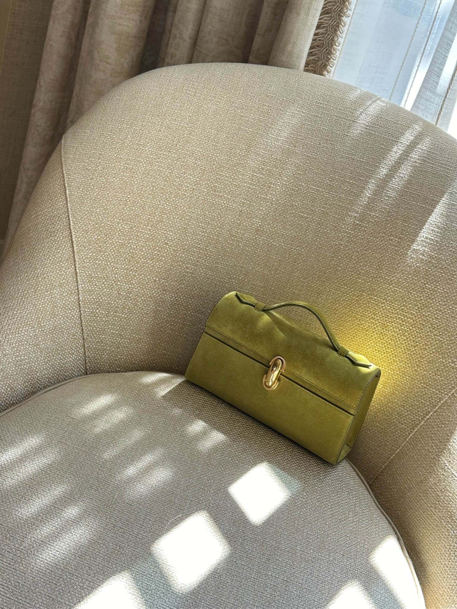 This bag is a masterpiece. In case anyone is wanting to find a small bag / clutch - I cannot praise this one enough. I’m obsessed. 