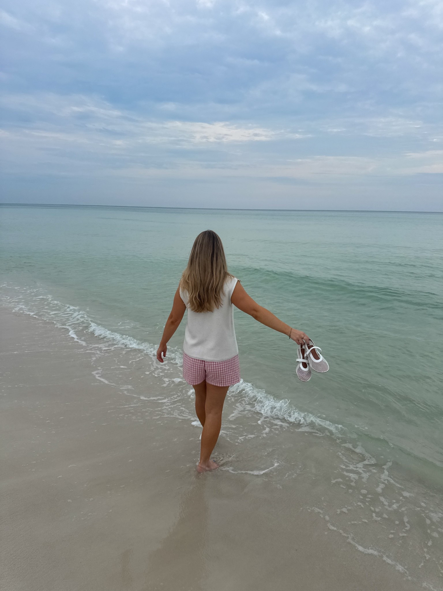 Beach dinner outfit | wearing M in boxer shorts and white tie tank 