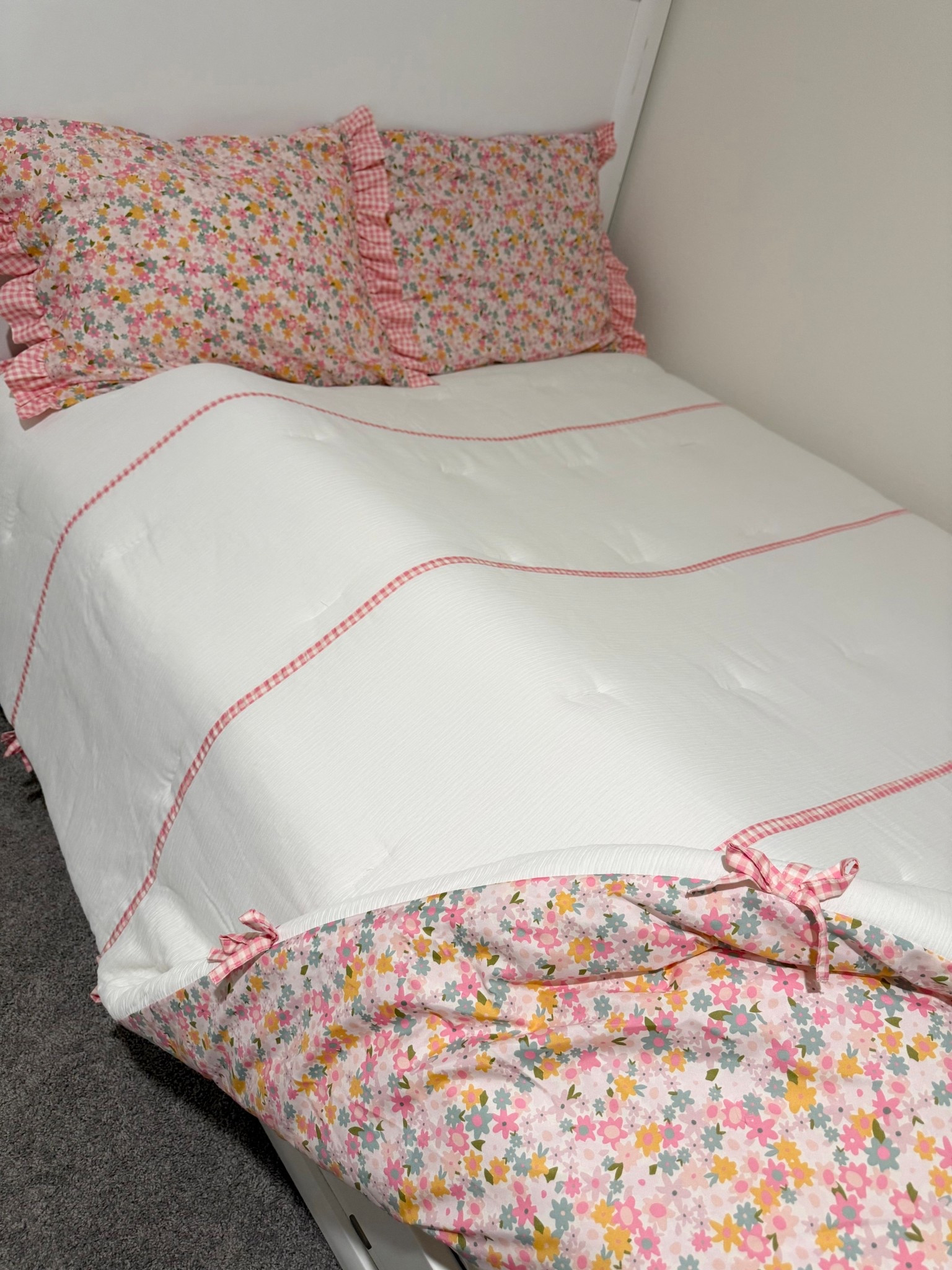 Obsessed with this new, reversible bedding by #Pillowfort 🩷