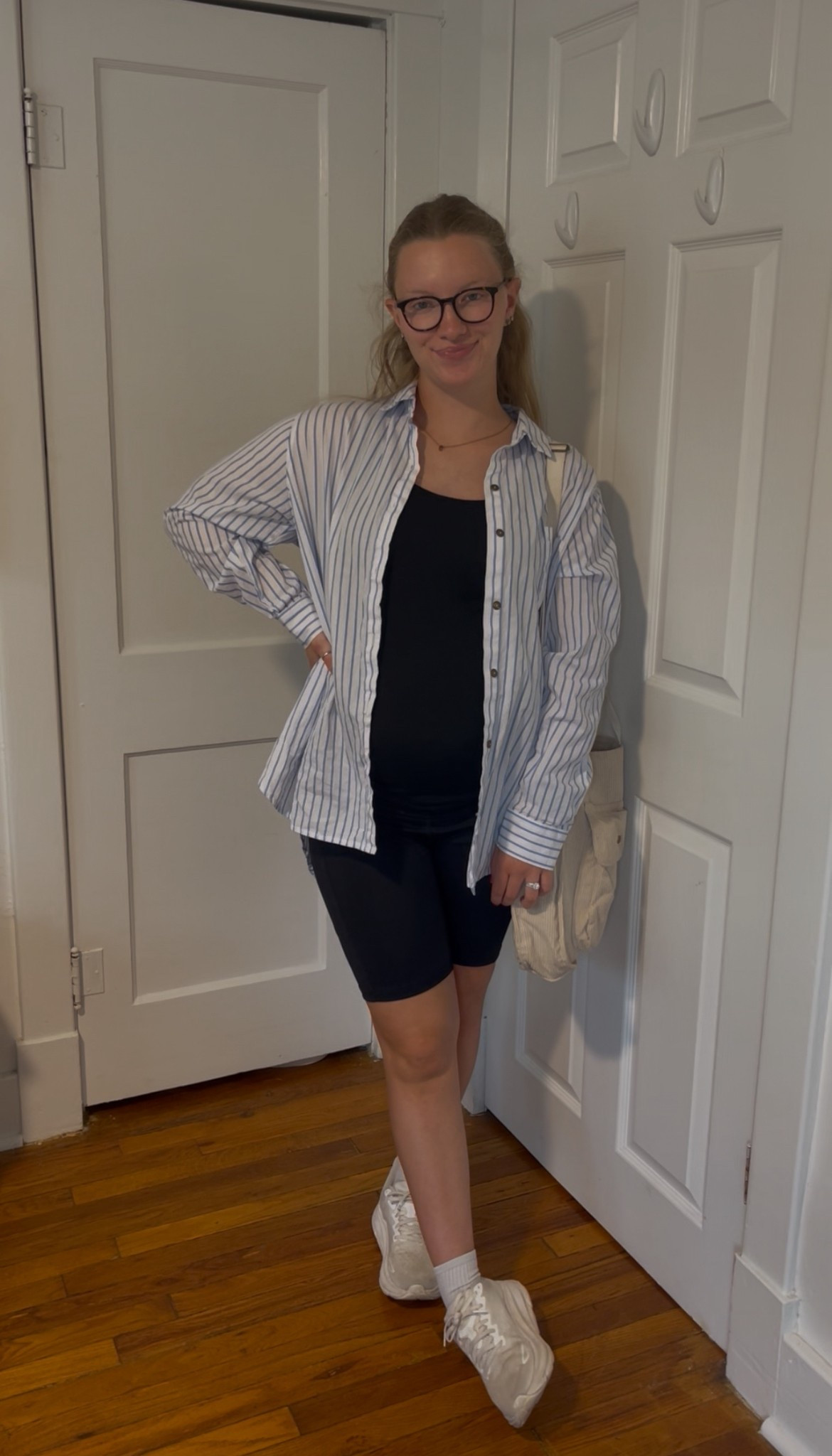 Outfit of the day 27 weeks pregnant!😇

Pregnancy outfit, pregnancy style, fall transition outfit, ootd