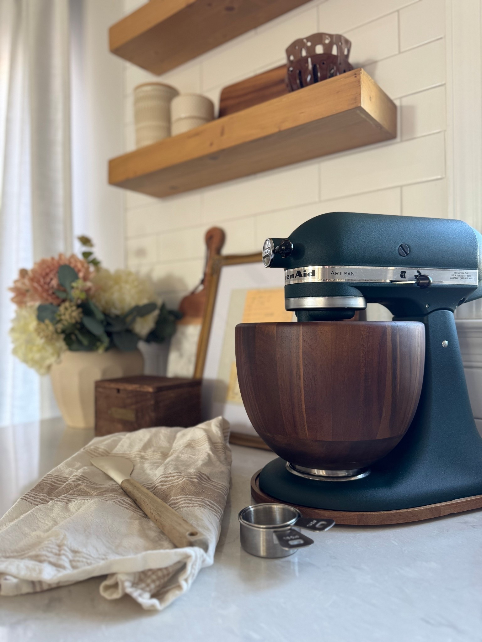forever obsessed with adding warmth to my home and this ✨gorgeous✨ wooden bowl for my Kitchen Aid from @spaceaid_kitchen is just what I needed for this space! 😍

#aclassyfashionista #homeinspiration #budgetfriendlyhome #spaceaidkitchen #kitchenaid 