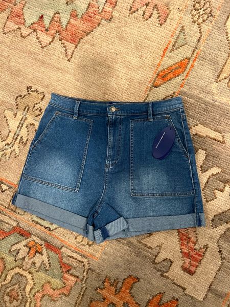Very impressed with these shorts I found from Walmart!! They are high waisted and flattering!!

#walmartfashion #walmart #denimshorts #highwaisteddenimshorts #bluejeanshorts #denim #summershorts #shorts 