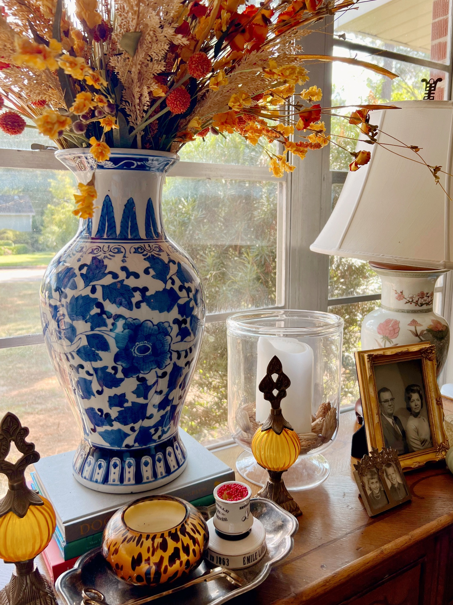 Front window vignette...

#LTKHome #LTKSeasonal