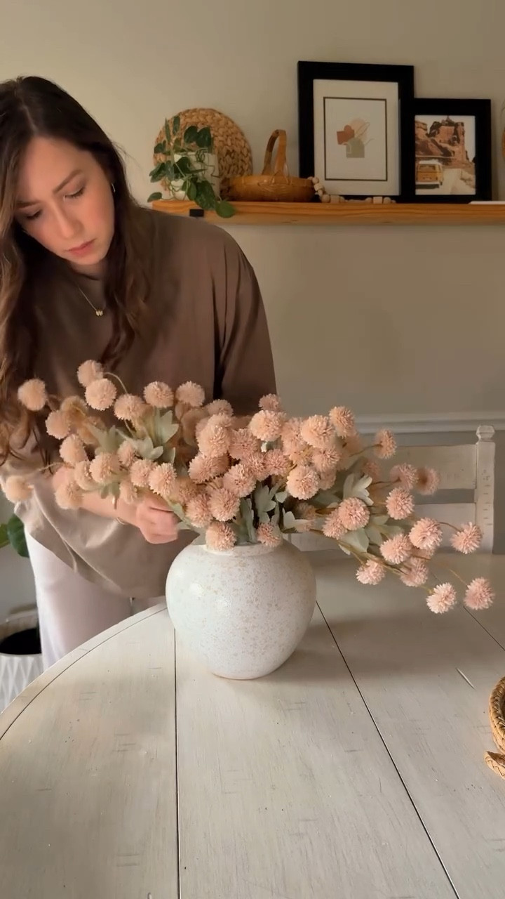 This is how I arrange my artificial flowers 🌸 Arreglando con intención mis flores artificiales 

Estas flores las encontré en Amazon, si quieres el enlace me dejas saber ✨

#homedecor #flowercenterpiece #centerpiecesideas #springflorals #latinaenusa 
Home Decor 
Interior design 
Organic Modern 
Flower Centerpiece 
Flower Arrangement 
Dallas Texas USA