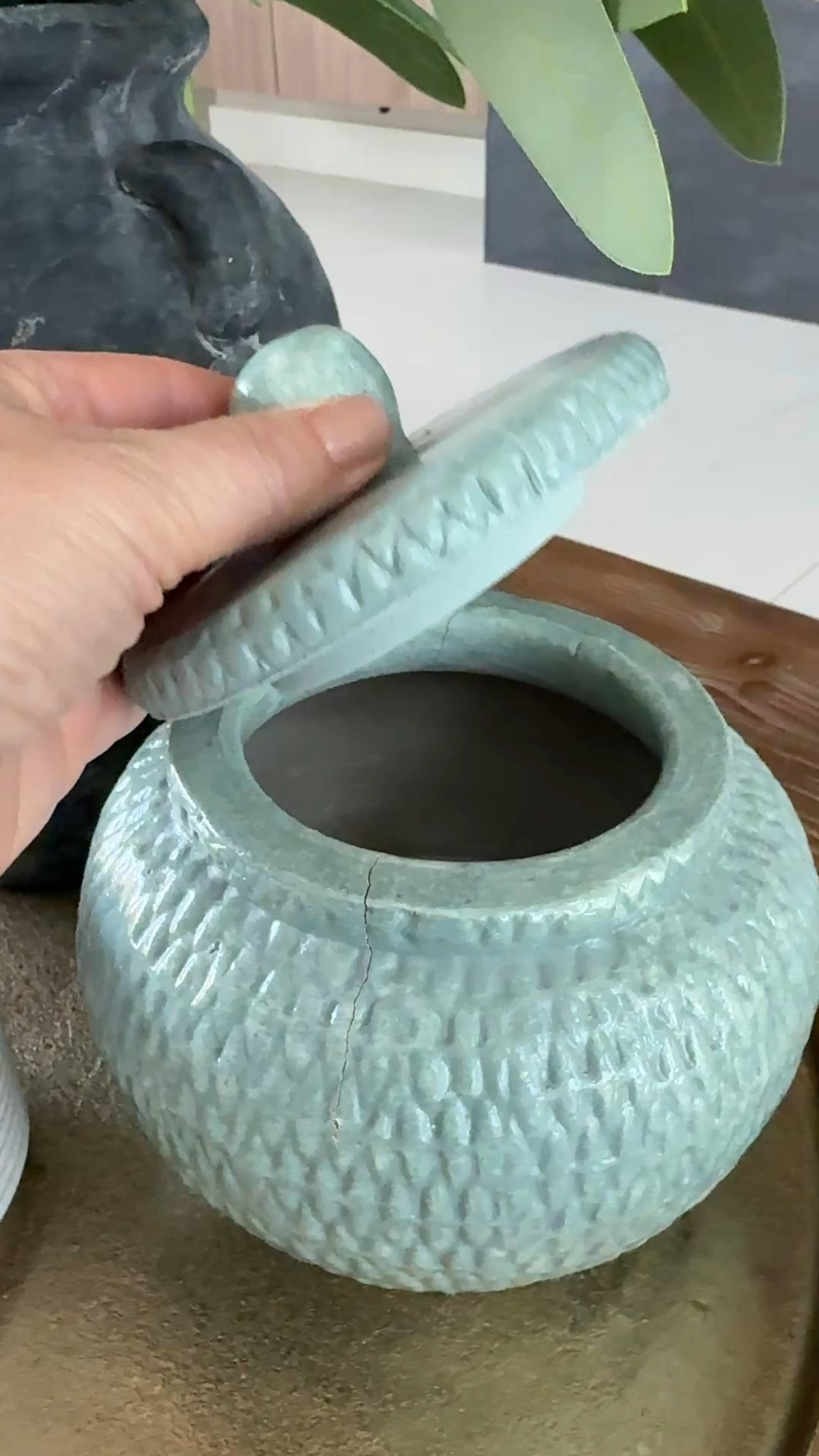 Spring Home Decor Tray with Spring Eucalyptus Branches  #homedecor #springdecor #springhome 

 