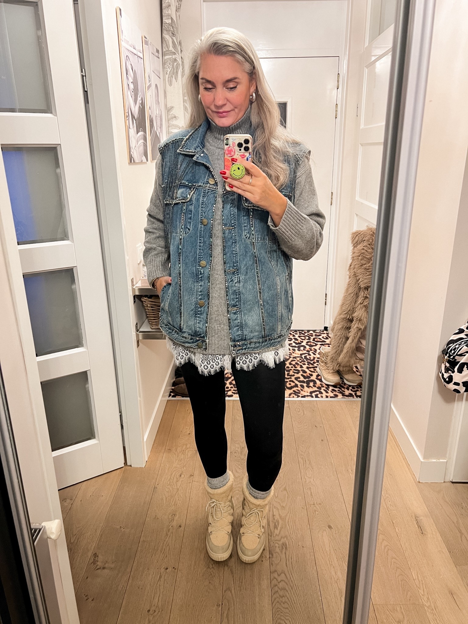 OOTD - Maandag. Thermo basis shirt, grijze wollen trui, kanten ‘rokje’ als detail onder de trui, denim oversized gilet met franjes (de trend van 2026), gecombineerd met een zwarte thermo legging en snowboots. 



#LTKeurope #LTKwinter #LTKnederlands