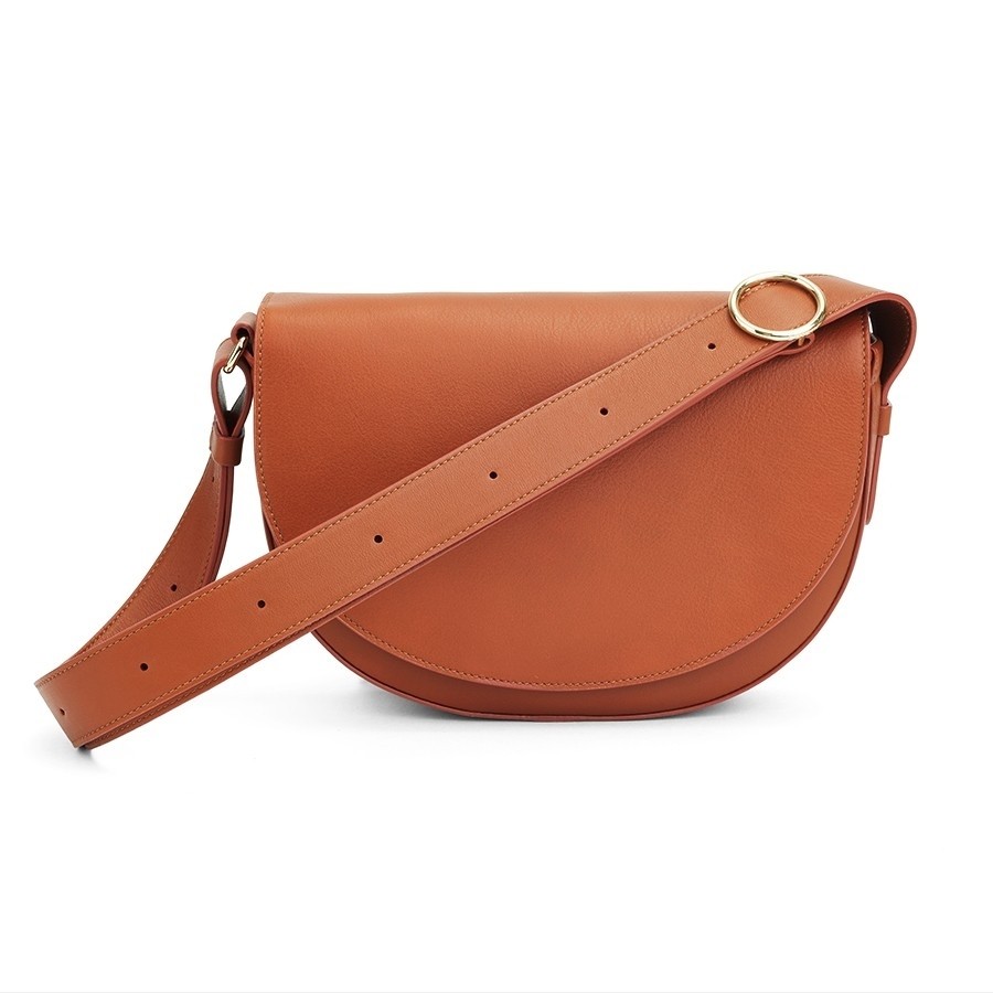 https://www.cuyana.com/half-moon-shoulder-bag.html#caramel | Cuyana