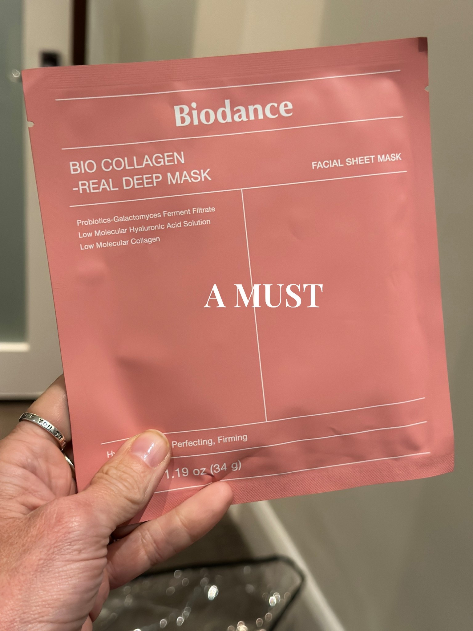 
💕Airplane air sucks the life out of your skin. This is a must! You can thank me later. And it’s not just for planes. It’s amazing for college and rebuild.  
#travelhealth #travellife #skingame 