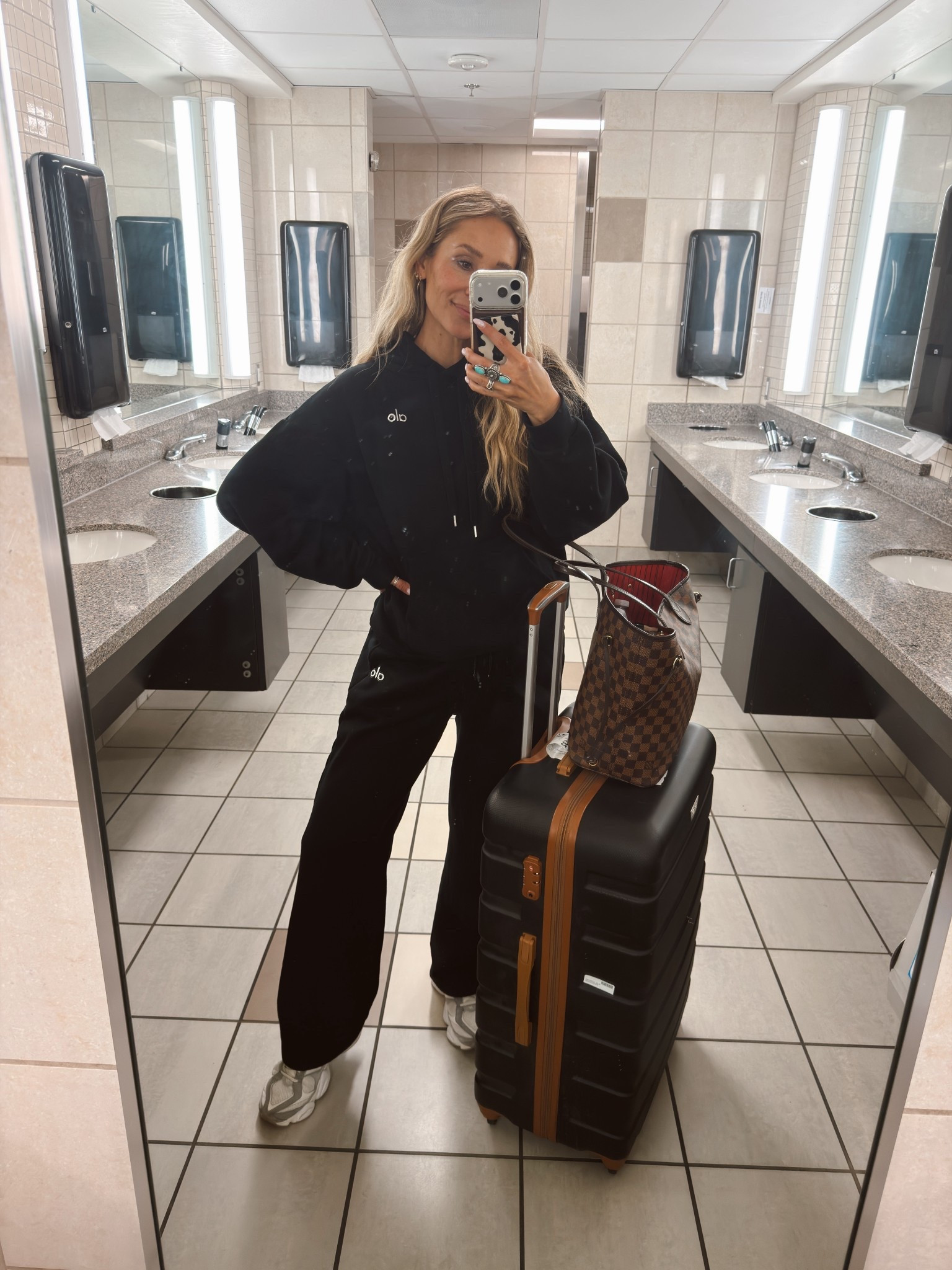 Comfy Airport Fit ✈️

Both Size: M / Went up 1 size 