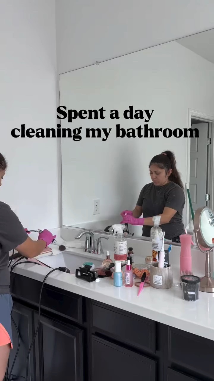 Spent all day turning my bathroom into a spa… my bedroom didn’t get the memo 😅

Products:
@branchbasics 
@dawndishwash 
@swiffer 
@spraywayclean 
@clorox 
@mrclean 
@dupray 

#SatisfyingCleaning #CleaningTherapy #HomeGlowUp #DeepCleanDay

#LTKvlog #LTKdayinmylife #LTKHome