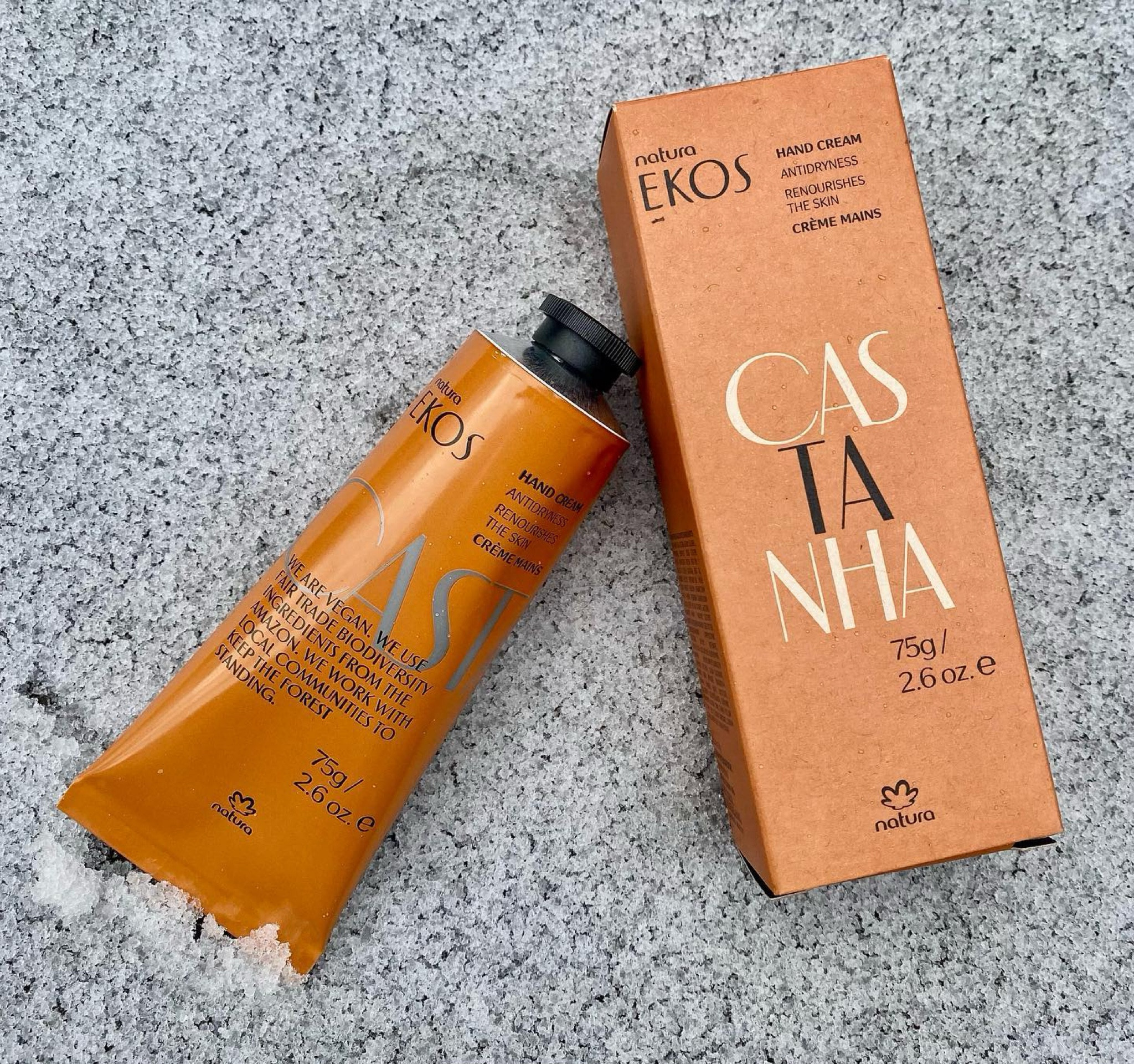 Natura EKOS Castanha Hand Cream @natura.usa 

Natura EKOS is beauty products from the Amazon Brazil. 100% Vegan and sustainable.

My favorite hand cream for this dry cold winter.It soften and moisturizes my dry skin. It has creamy texture and mild castanha Brazil nut smell. It doesn’t feel greasy. This cream made my skin smoother and prevented dryness.

Ingredients 🔑

🌰Castanha Oil- Brazil Nut
🧈Murmuru Butter
.
.
.
.
Have you ever use this hand cream?
.
.
#natura #naturaekos #naturausa#handcream #winterskin #skincareproducts #skin #skincareroutines #skinhealth #skingoals #influencers #skinjunkie #skintips #amazonfinds #amazonforest #brazil