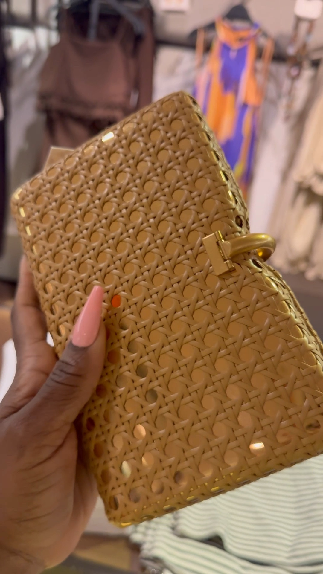 Love this clutch so much, it has to come home with me :) the perfect little summer clutch 