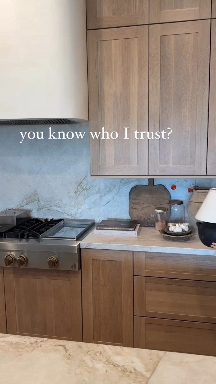 turning an antique pot into a functional little kitchen lamp: a simple DIY I can get behind.

when  purchased the Erzurum cooking pot from my antique shop and turned it into this, I had to test it out for myself asap.