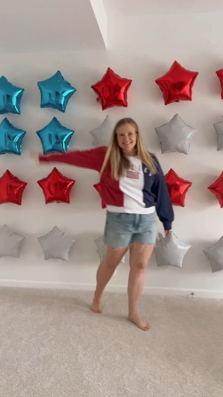 Make a fun foil balloon star wall for your 4th of July celebration! Perfect photo backdrop! 