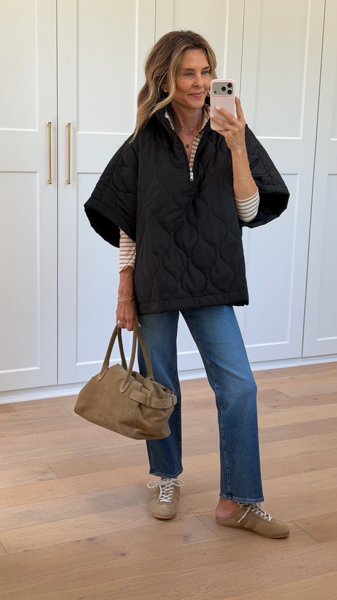 I’m 5’6
-bulky black quarter zip puffer xs
-suede tote bag 
-the prefect blue jeans 25
-slide on tennis shoes 6.5