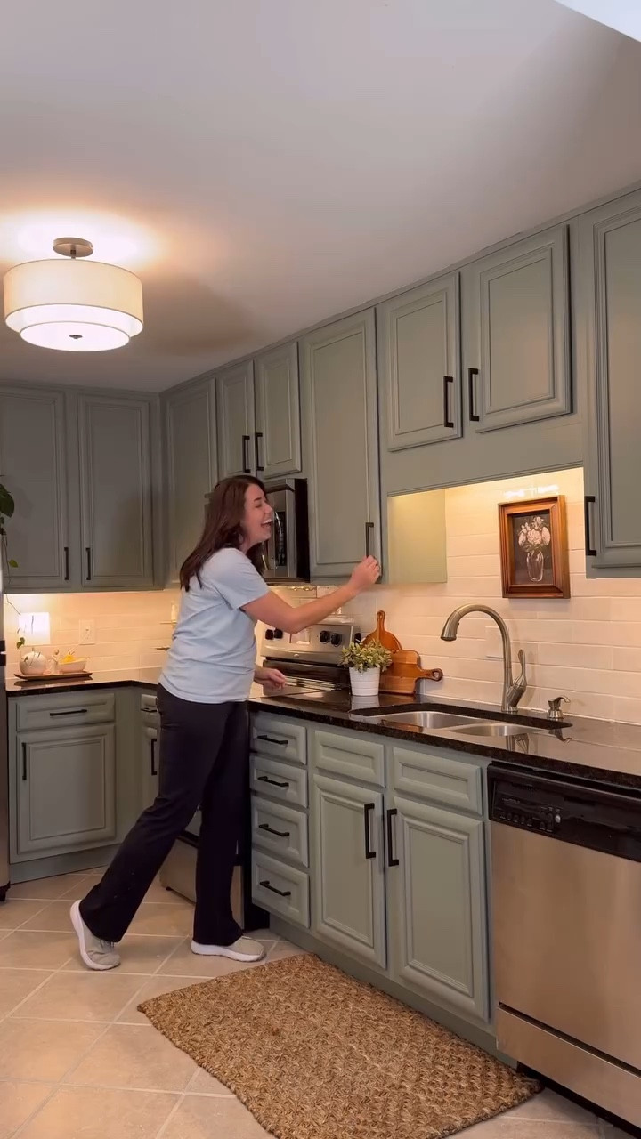 This 1980s kitchen got a total glow-up! ✨ With paint, a new backsplash, fresh lighting, and some DIY magic, we completely transformed it—no huge budget required.

Thinking about updating your own kitchen? Start small and go for it! What’s the first thing YOU’d change in your space? Tell me below! ⬇️

#KitchenMakeover #DIYProjects #HomeImprovement #BudgetRenovation #KitchenGlowUp