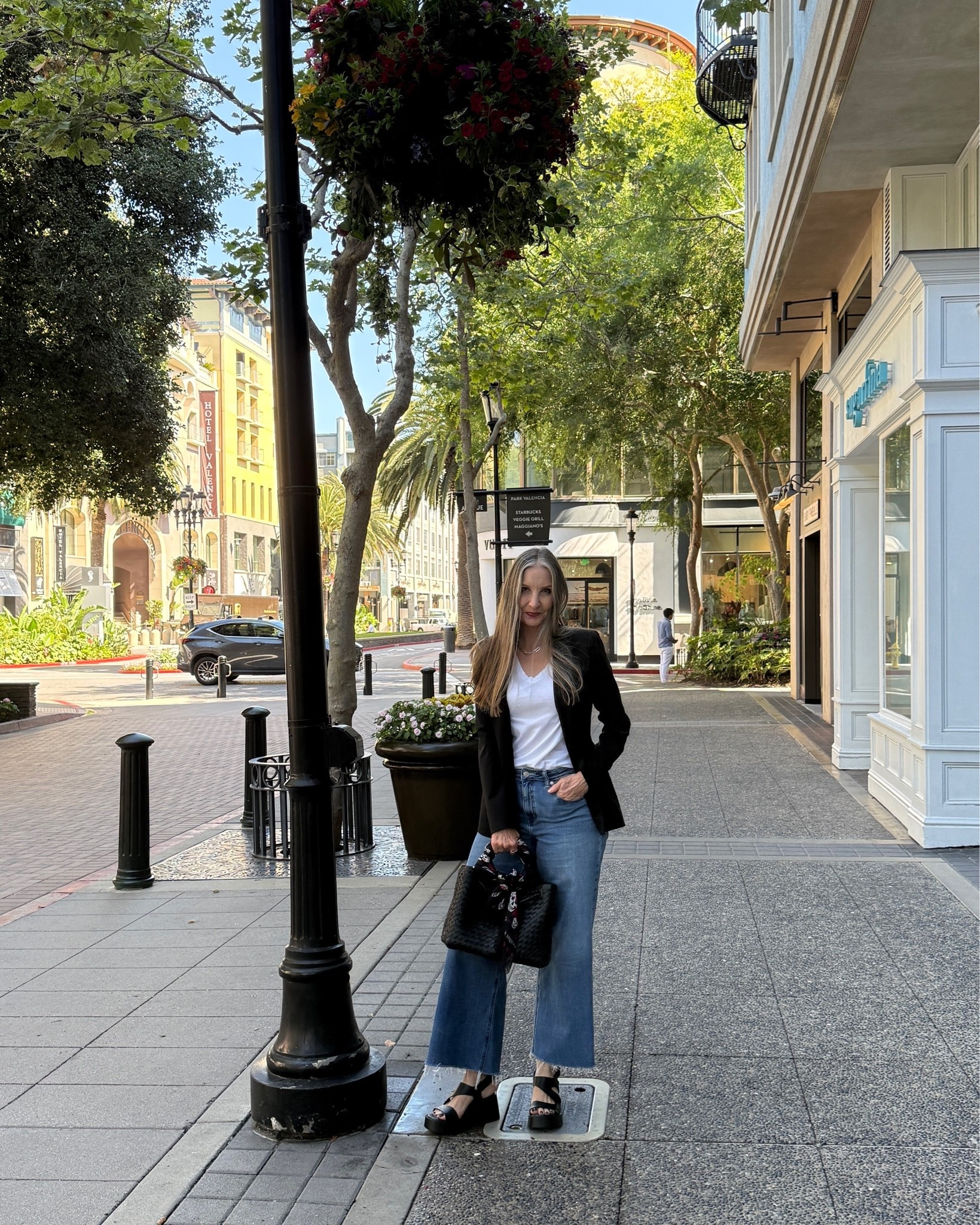 Simple is chic. #minimalist #platformsandals #widelegjeans #skullscarf #leatherbag #wovenleather #classicblazer

#LTKdayinmylife #LTKootd #LTKOver40
