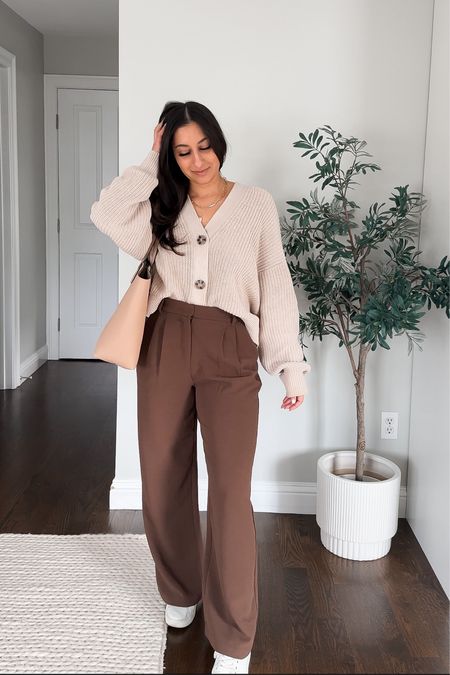 Work capsule wardrobe look 3 🤎
These chocolate brown trousers are so good paired with beige knits, white tees and white blouses!! 🤍✨ this is my everyday tote and I love how much it fits too



Work outfit, wear to work, office look, petite work pants, petite trousers, petite officewear, petite blazer, work capsule wardrobe, smart casual, business casual, 9-5 outfit, laptop tote, what’s in my bag, what’s in my work tote, work capsule wardrobe, Sloan pant, abercrombie, H&M finds, aritzia, samba outfit, sambas, 

#LTKworkwear #LTKshoecrush #LTKitbag