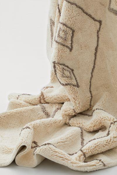 Deep-pile rug | H&M (UK, MY, IN, SG, PH, TW, HK)