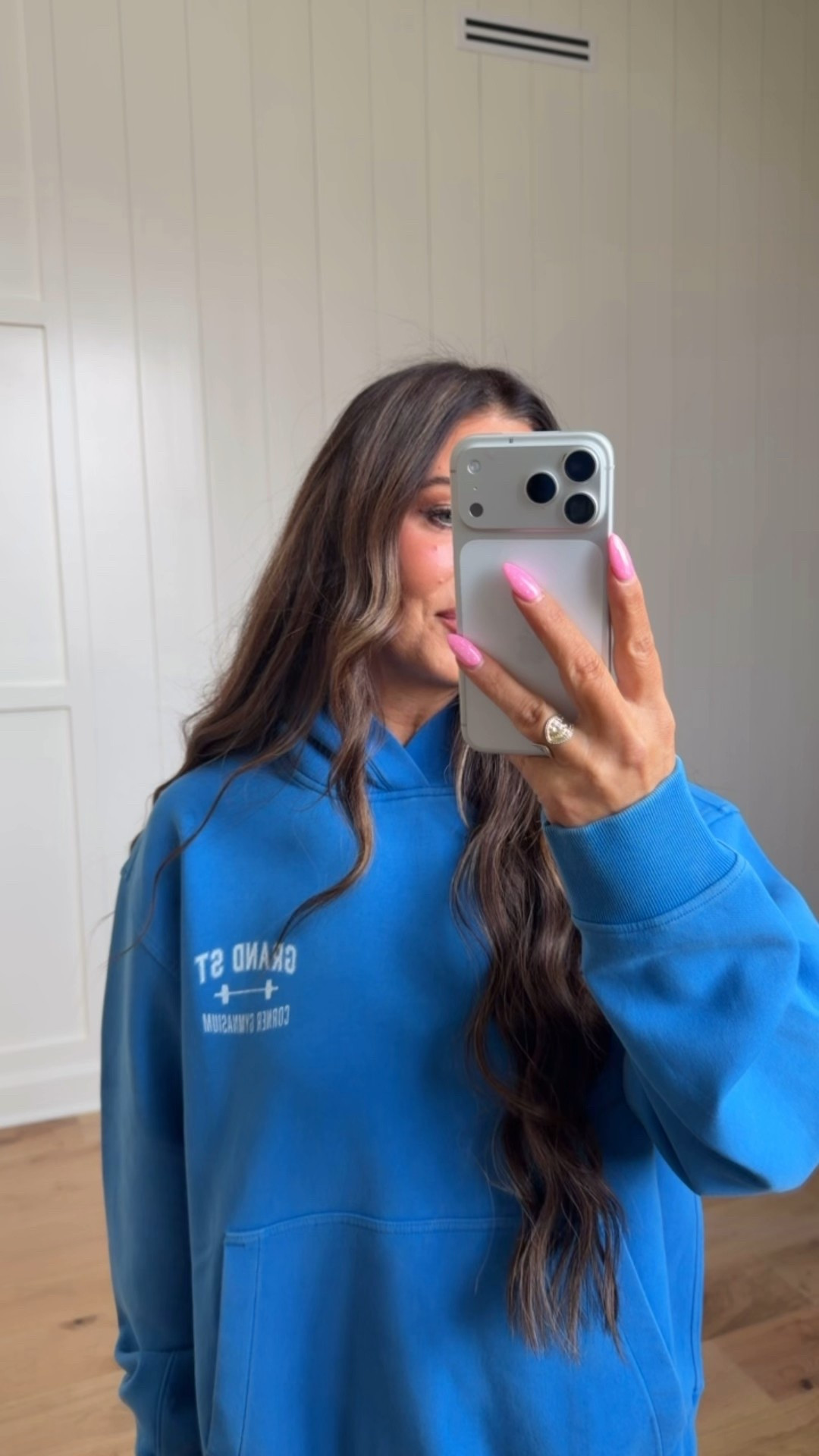 Abercrombie Men’s Hoodie | Oversized Premium Sweatshirt

Obsessed with this Abercrombie men’s hoodie 🤍 The fabric is thick, high-quality and structured but still breathable — not stiff or bulky.

Wearing a size Large for an oversized fit. Perfect with leggings, denim, or casual mom outfits.

If you love elevated basics and effortless oversized style, this one is so good.

#LTKActive #LTKgrwm #LTKootd