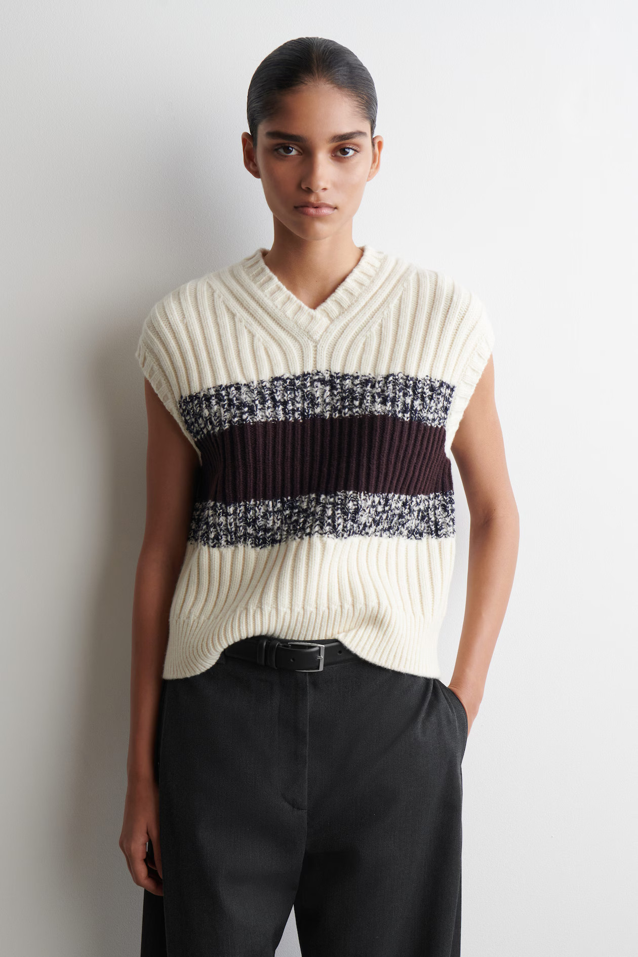 TEXTURED MERINO WOOL V-NECK VEST - CREAM / BURGUNDY | COS GB | COS UK