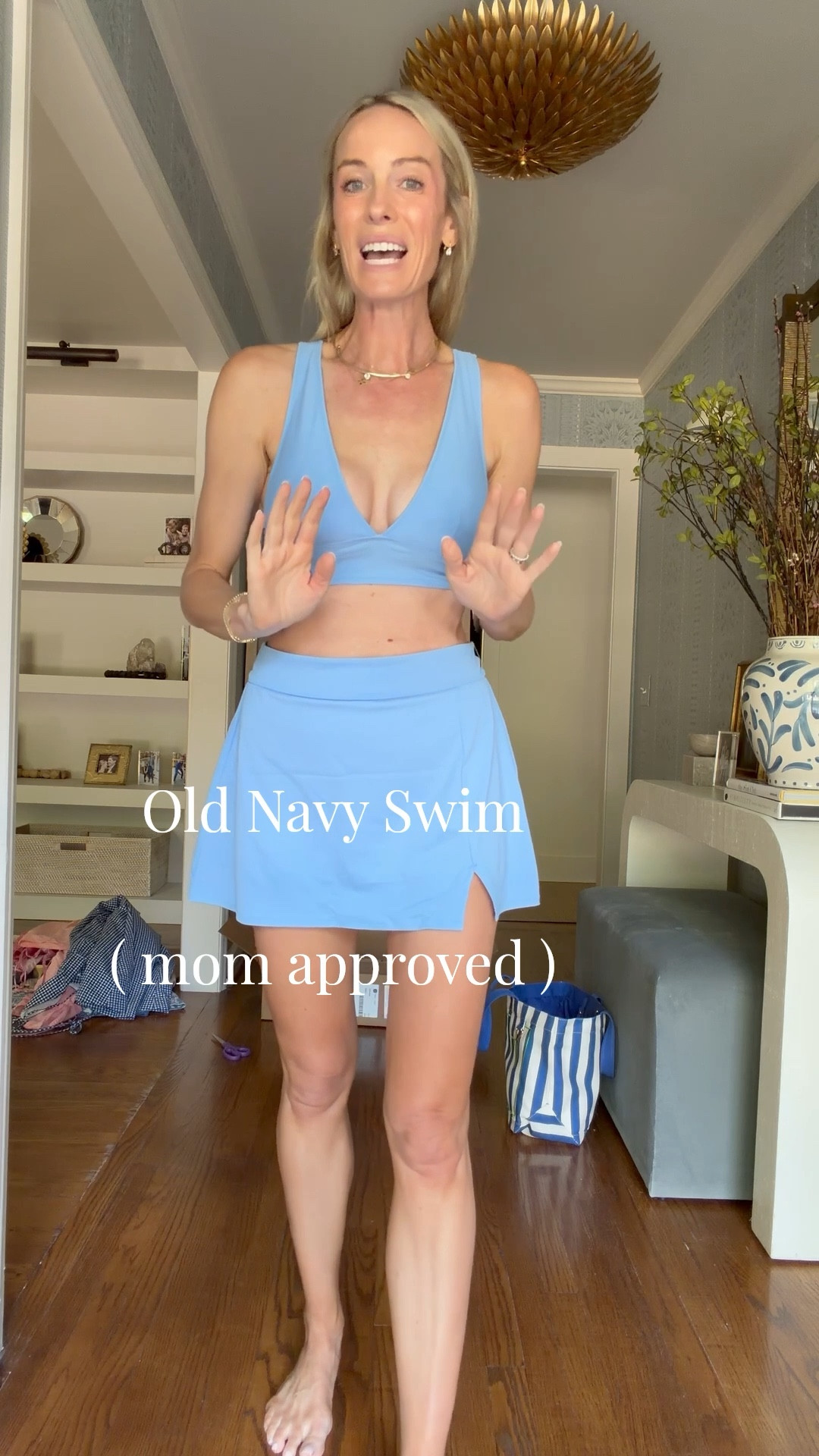 Size smalls! One of the most flattering and stylish little mom skirts I have tried and I am picky with these! The top!! So flattering. 