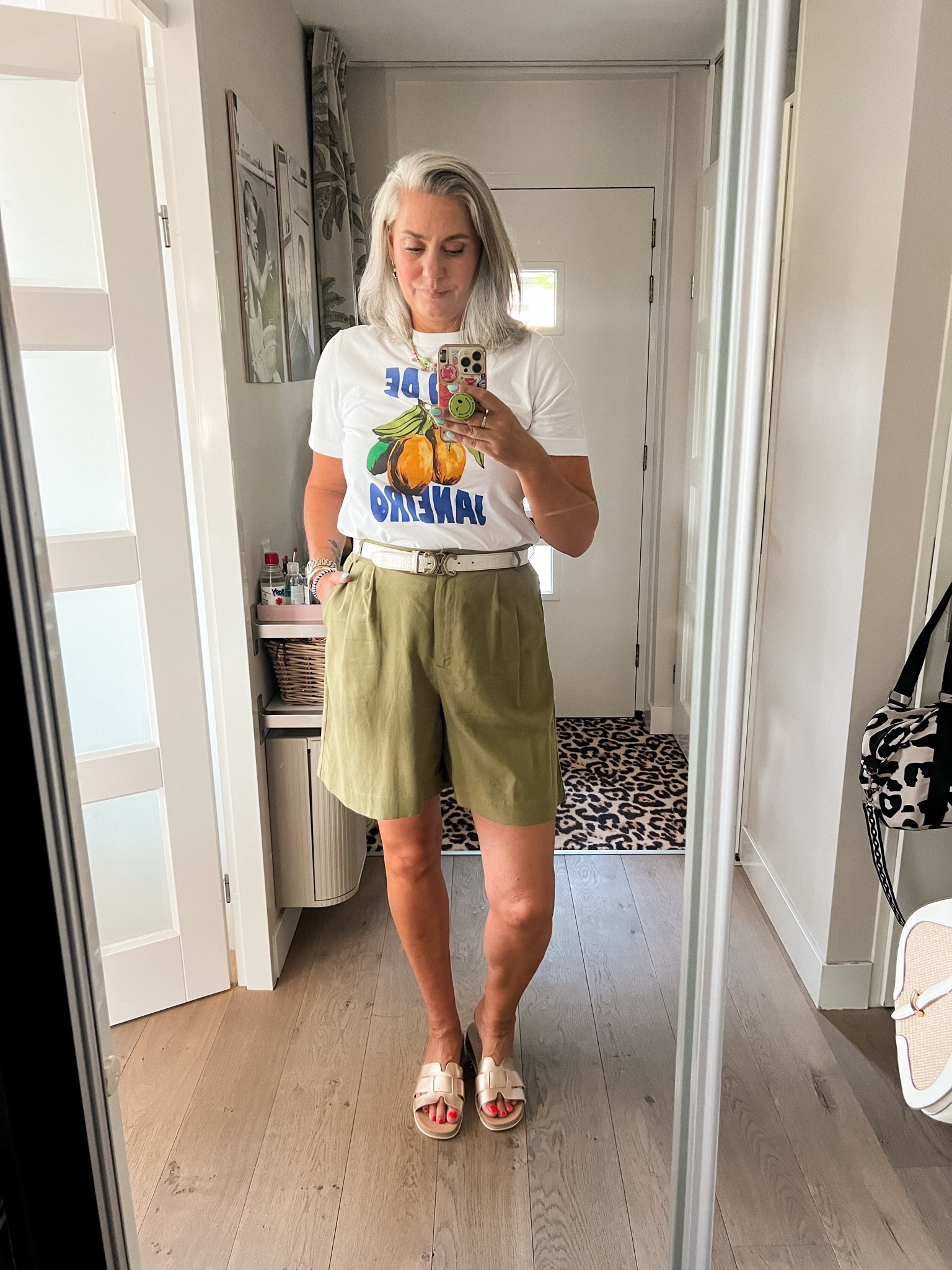 OOTD - Donderdag. Een wit t-shirt met grafische print (M) op een groene linnen bermuda (Wehkamp, 42), slippers/sandalen van Bob’s.

#LTKnederlands #LTKeurope #LTKsummer