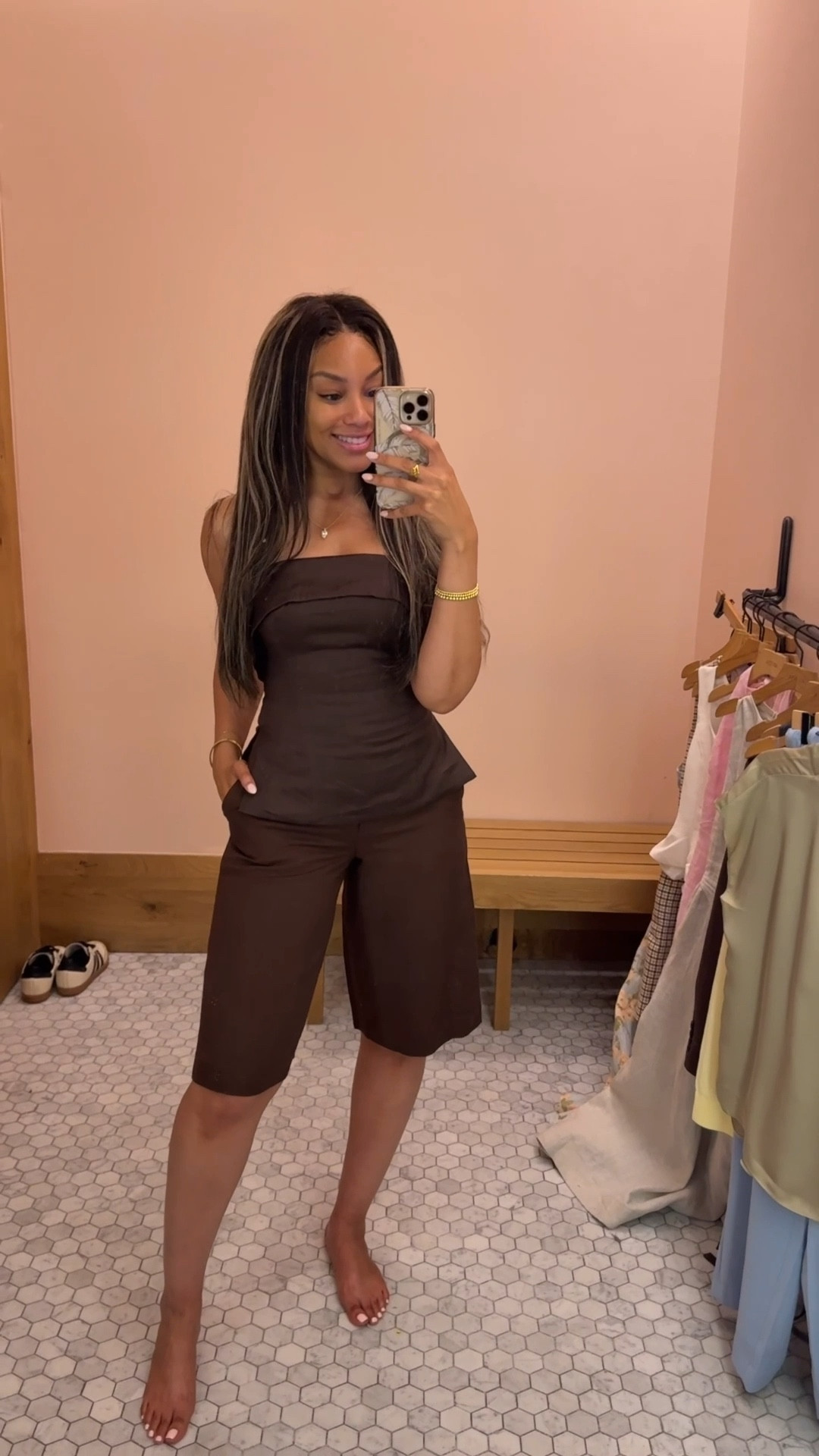 Styling the @Aritzia Parkview Powerlinen shorts 🤎 two cute options, love how you can dress them up or down! Wearing size 4 in shorts, size 00 both tops 

Aritzia Linen shorts outfit spring summer outfit 2026 minimalist casual classic classy dark brown business casual city Bermuda tailored 

#LTKWorkwear