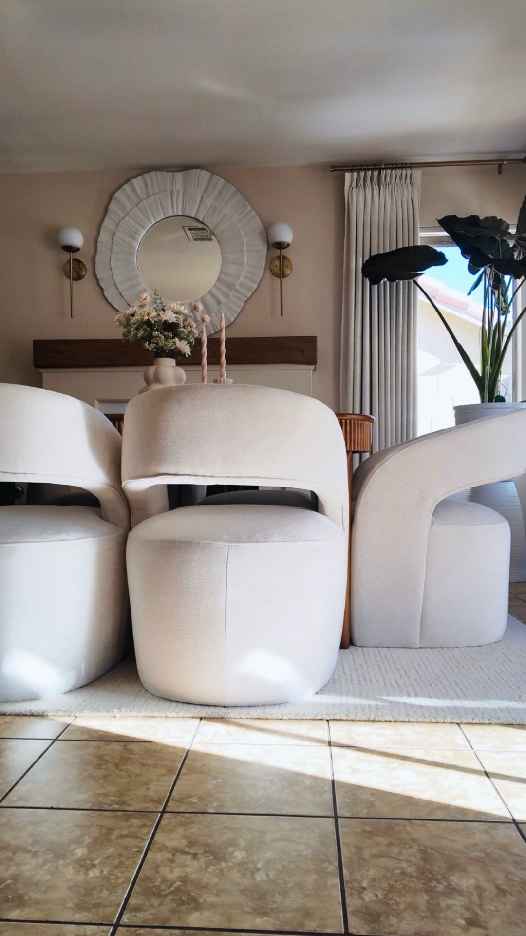 Home decor ideas that elevate your space 🤍 💫 Esta primavera quise decorar diferente con piezas que  transformaron por completo mi comedor: sillas con carácter, un espejo decorativo que amplía el espacio y detalles que hacen que el hogar se sienta más cálido y elegante.

Me encanta cómo una buena selección de home decor puede cambiar la energía de un ambiente sin hacerlo complicado. Decoración pensada para disfrutar tu casa todos los días con @zgallerie  ✨

💬 Comenta DECOR y te envío la info.
💫 Utiliza el Código NL05 para 5% off 🙌 
 
#HomeDecor #Zgallerie #MyZgallerie  #Spring #SpringStyling  

#LTKHome