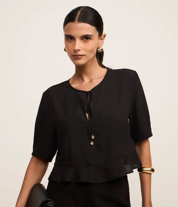 Blusa em Chiffon com Pingente de Besouro na Amarração Preto - Lojas Renner | Renner (BR)
