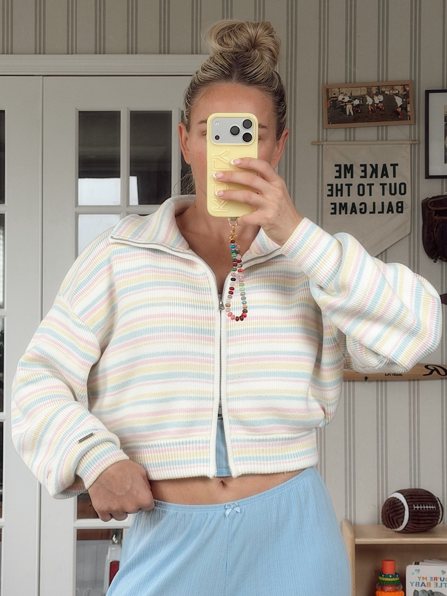 I can’t get over this rainbow pattern 🤩💕 it’s like spring 🤝 fall. Wearing size s.