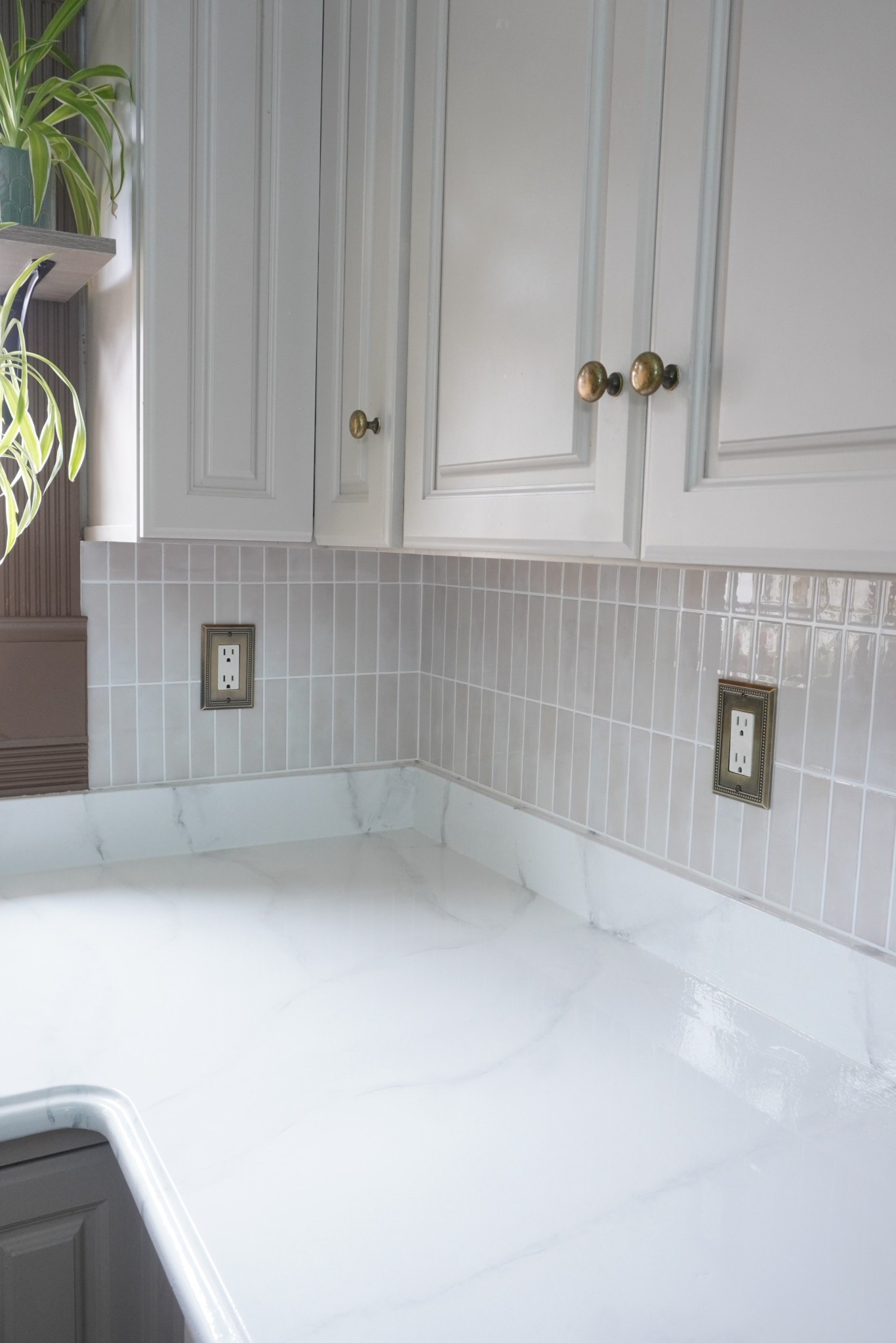 AÚN NO SALGO DE MI ASOMBRO 🤩 con este nuevo look de mi cocina ! Love it so much and looks like real marble finish. 
Both : counters tops and backsplash are in detail in a kitchen makeover on my channel  

#LTKU #LTKHome