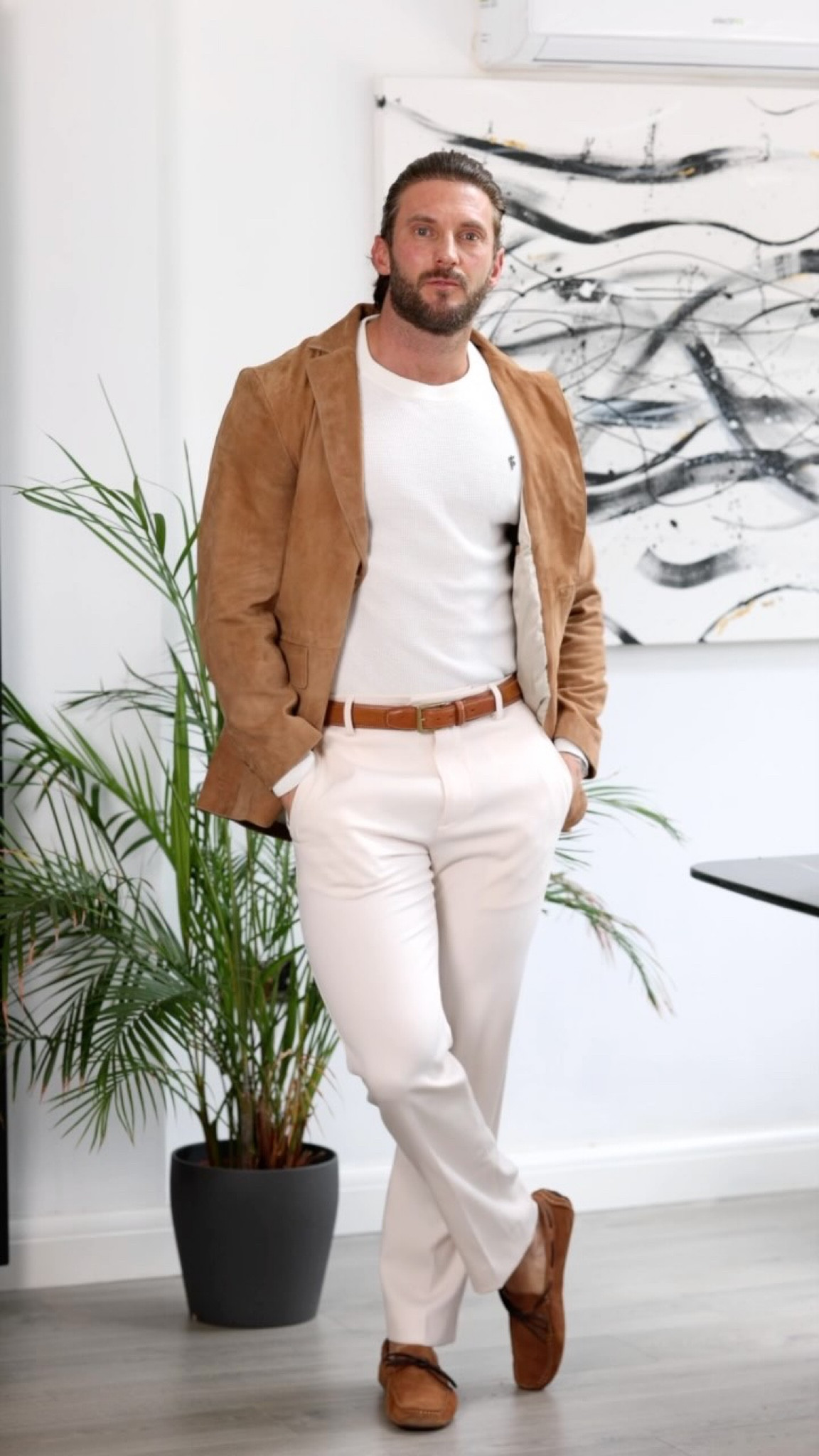 Styling a lovely suede blazer I recently got 🔥 opting for a lighter colour combo (I was going to go for black which Looks great) but I really like the off white/cream as it contrasts really nicely with the tone of the jacket 🧥 

What do you think to this look? 👀 

Blazer @leather_cult 
Jumper @fathersons_ 
Trousers @representclo 
Shoes @windsorsmithmen 
Belt @herringshoes 

#mensfashion #mensfashionpost #mensfashionreview #mensfashions #menstyle #menstylefashion #menstyleguide #menstyles #mensoutfit #mensoutfits #mensoutfitideas