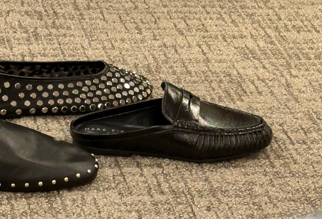 Black mules. Zero effort. Maximum impact. 🖤✨
#EffortlessStyle #ChicAndSimple #MuleMoment #EverydayLuxury #NeutralAesthetic #SoftLuxury #ClosetStaples #FallStyle #MinimalFashion #StyleDetails

#LTKWorkwear #LTKootd #LTKOver40