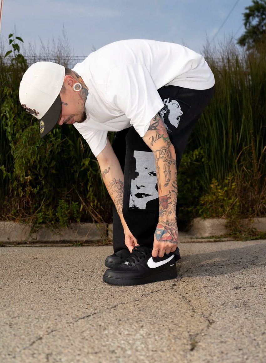 DESIRES ARE FOREVER
___
🧢: @neweracap @whitesox
👕: @abercrombie
👖: @matierededesirs from @endlesssupply
👟: @nike @supremenewyork
#NEEKS773 

 

#LTKU #LTKWorkwear