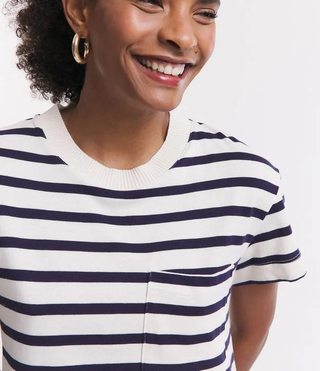 Blusa Manga Curta em Meia Malha Listrada com Bolso Azul/Off White | Renner (BR)