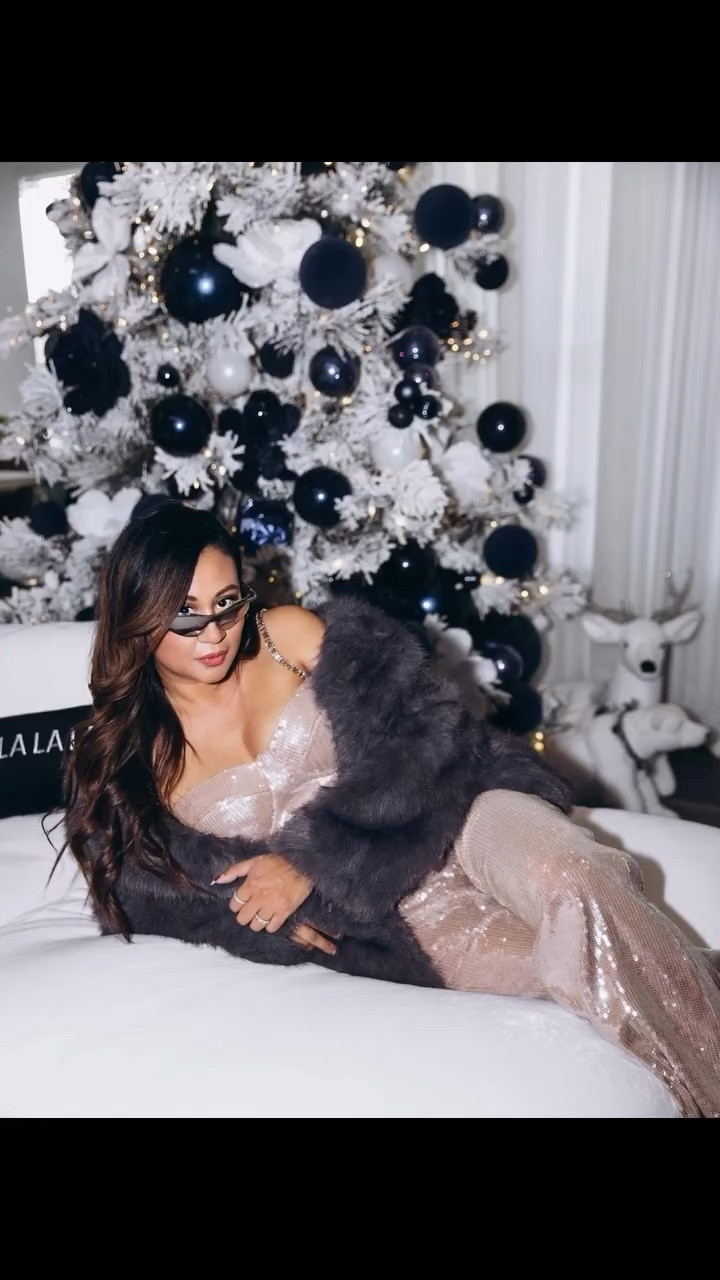 but first….. 📸 📸📸
do yall know the amount of hours I spend working on this tree every year?! 🤣😭 I really do enjoy decorating it though! So much that I’ve decided to leave it out and decorate it for vday! I can’t wait to share once it’s done. After that I’m done lol 😆❣️ #festivefashion #holidayinspo #vdaytree #sequinsjumpsuit #ootd #luxurystyle #homesweethome