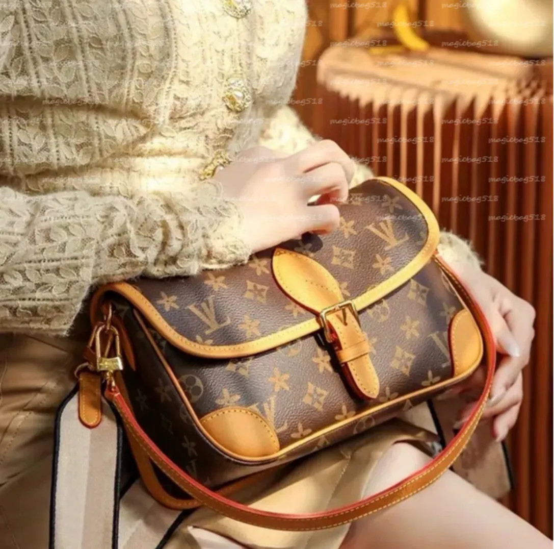 2024 Women Luxurys Designer Bag Crossbody Diane Baguette Classic Vintage Canvas Jacquard Strap Fl... | DHGate