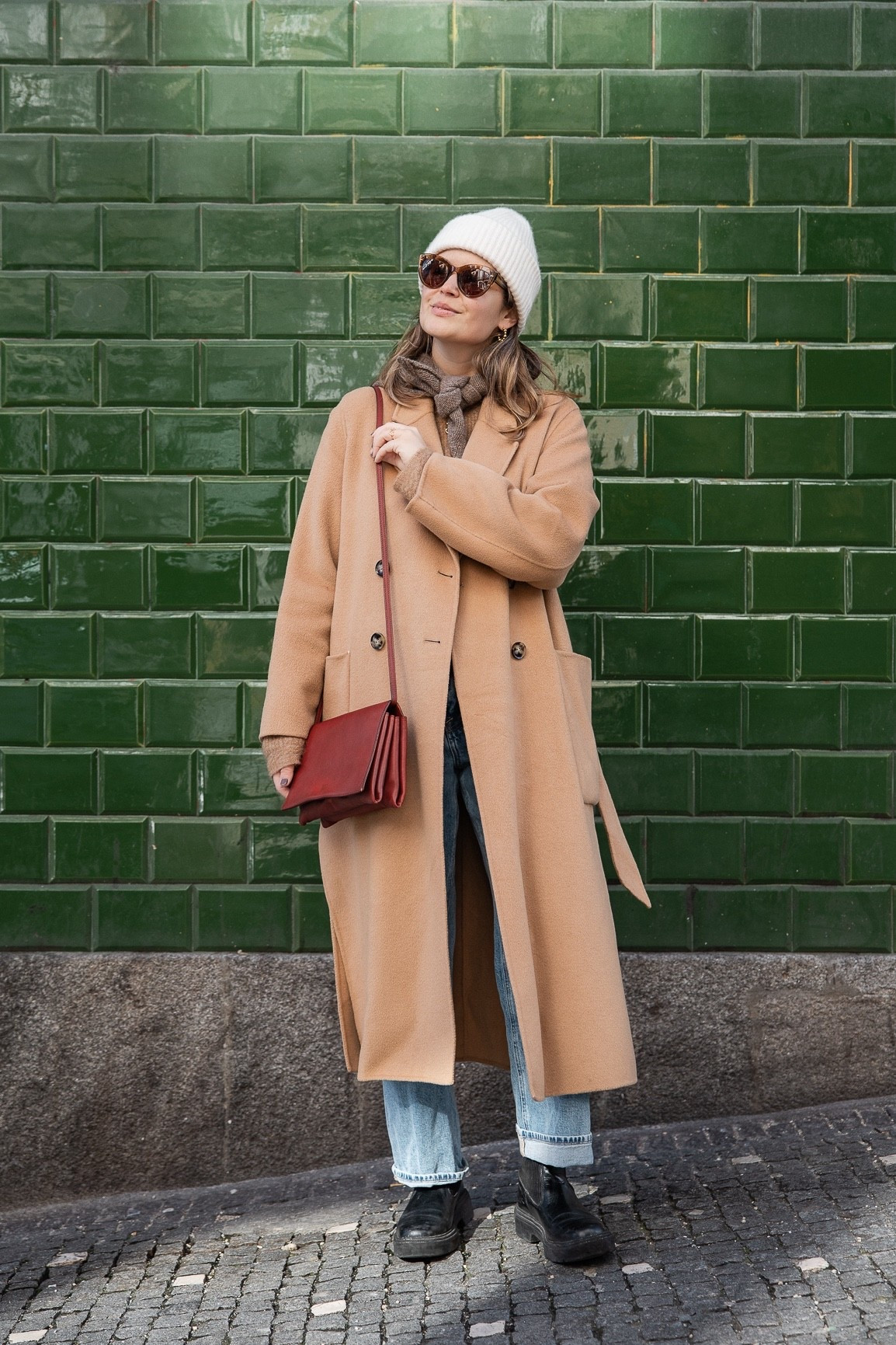 Winterlook mit Camel Coat, Jeans und Boots. 

#LTKeurope #LTKsale #LTKwinter