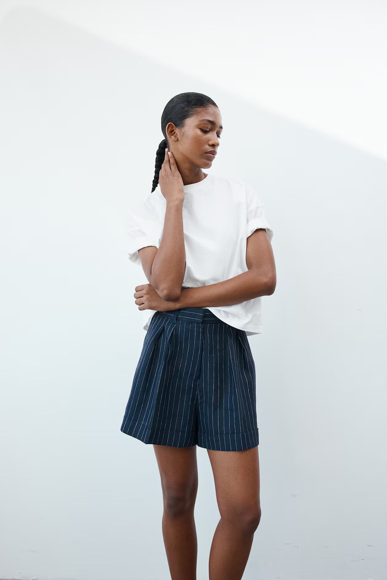 Leinenshorts - Hoher Bund - Kurz - Marineblau/Nadelstreifen - Ladies | H&M AT | H&M (DE, AT, CH, NL, FI)