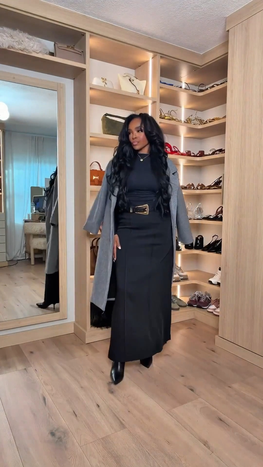 These are my go-to neutral work looks when I want to feel polished without overthinking it 🤍

What I love about these pieces is the versatility — every top, sweater, skirt, and pant can be mixed and matched to create multiple outfits. You can wear them to work, out to dinner, or even dress them down with flats or sneakers depending on your day.

This is the kind of wardrobe that works for you:
	•	Easy silhouettes
	•	Neutral tones that always look elevated
	•	Pieces you can rewear week after week without feeling repetitive

If you’re building a work wardrobe, start here. These are foundation pieces that make getting dressed simple but still chic.

Everything is linked below 👇🏽


Size small 
Pants 2 Long
I’m 5’4 | 140lbs | 36D -27 -40  IG & YT: kirasfashionfinds TT: kiraabboud 

