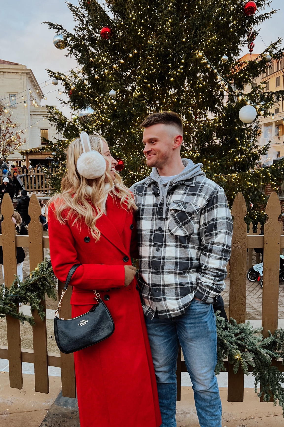 holiday red long coat 

#LTKSeasonal #LTKHoliday #LTKStyleTip